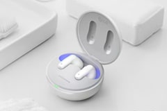 Мужчина слушает музыку с LG TONE Free